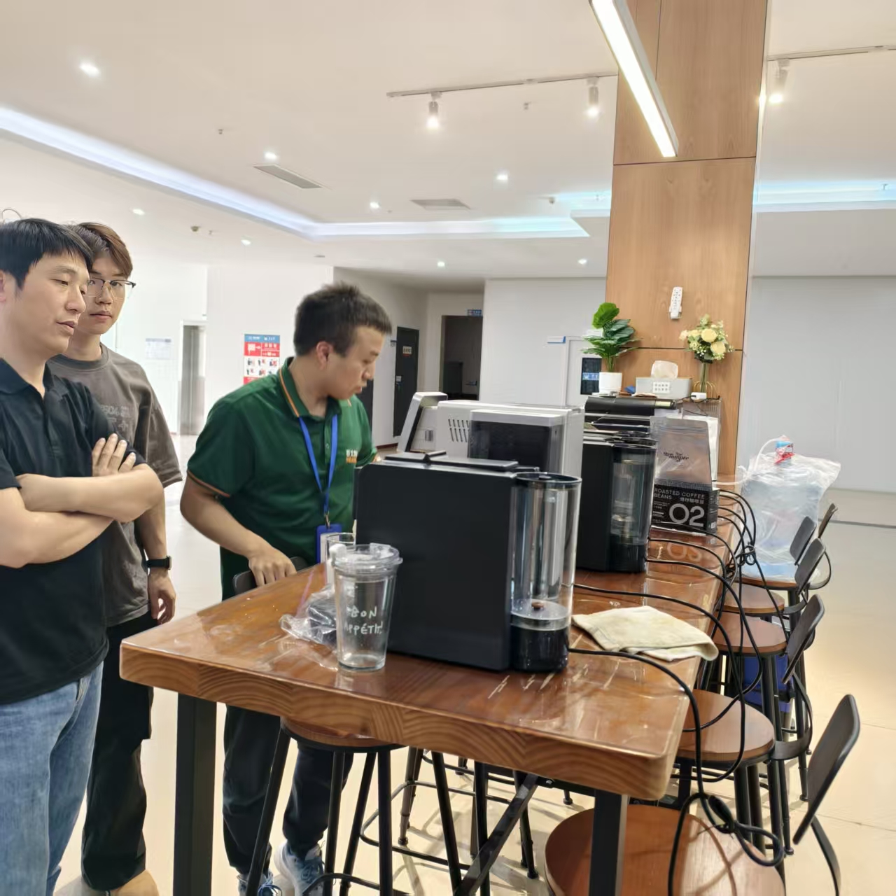 Aosom E-COMMERCE INC. 총지배인 Tang이 Seaver를 방문하여 전자동 커피머신 SV205를 검사했습니다.