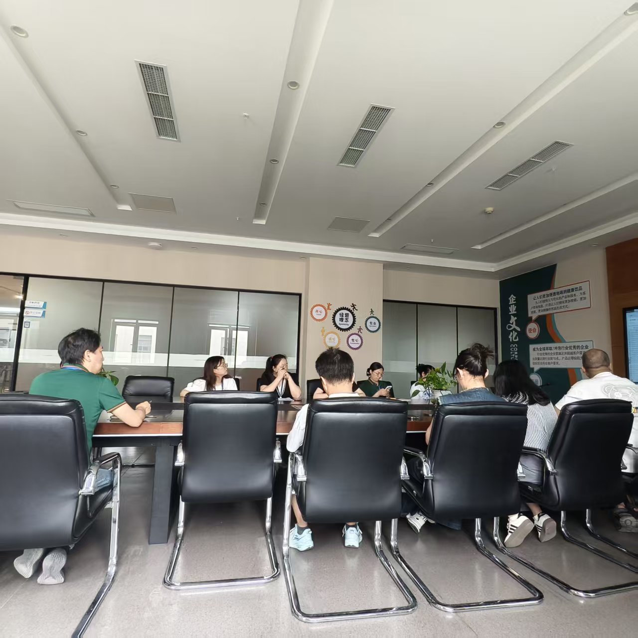 정기적인 내부 논의는 SEAVER가 글로벌 해외 가정용 커피머신의 설계와 비용을 최적화하는 데 어떻게 도움이 됩니까?